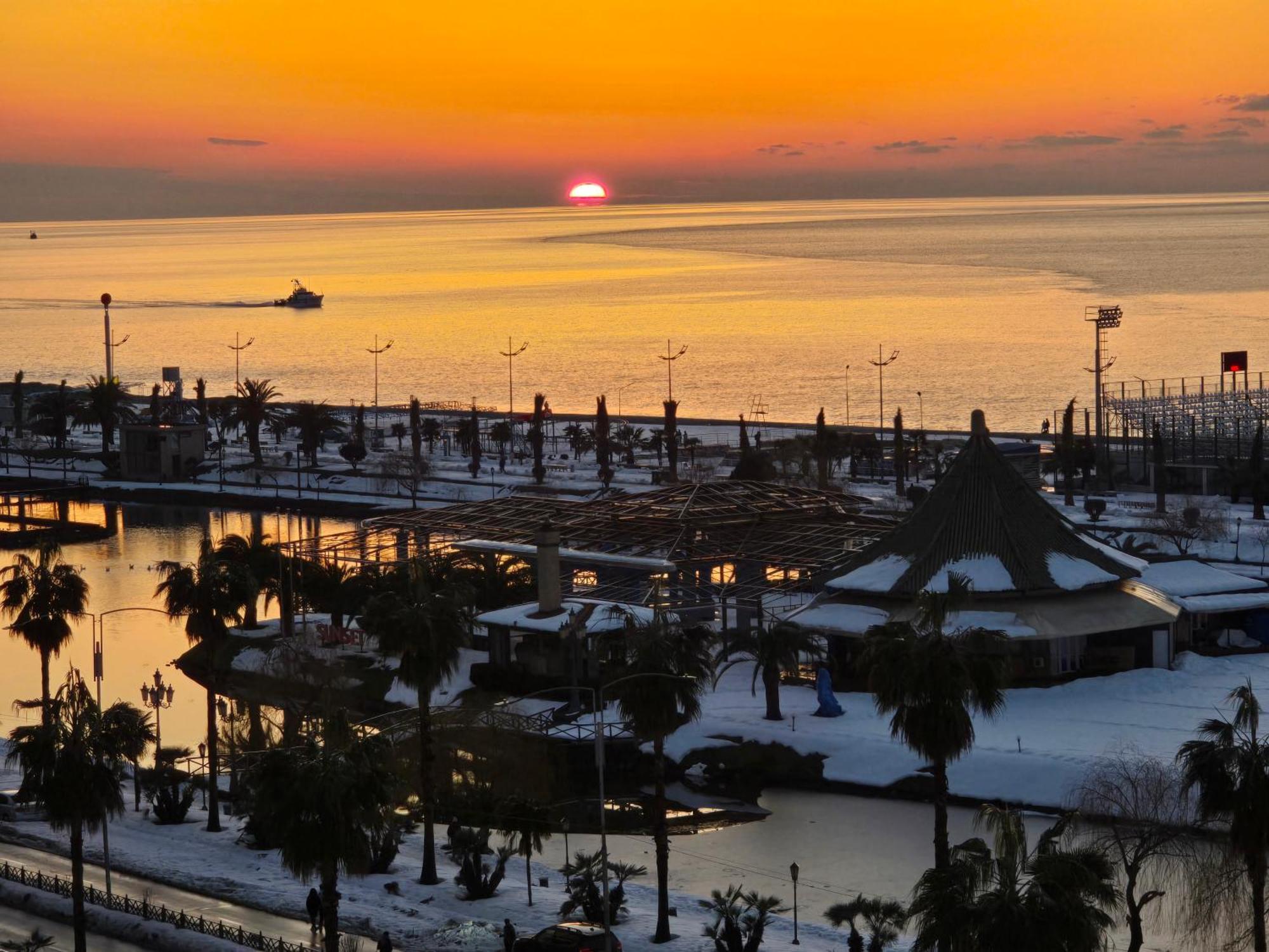 Apartment Roin Batumi Bagian luar foto