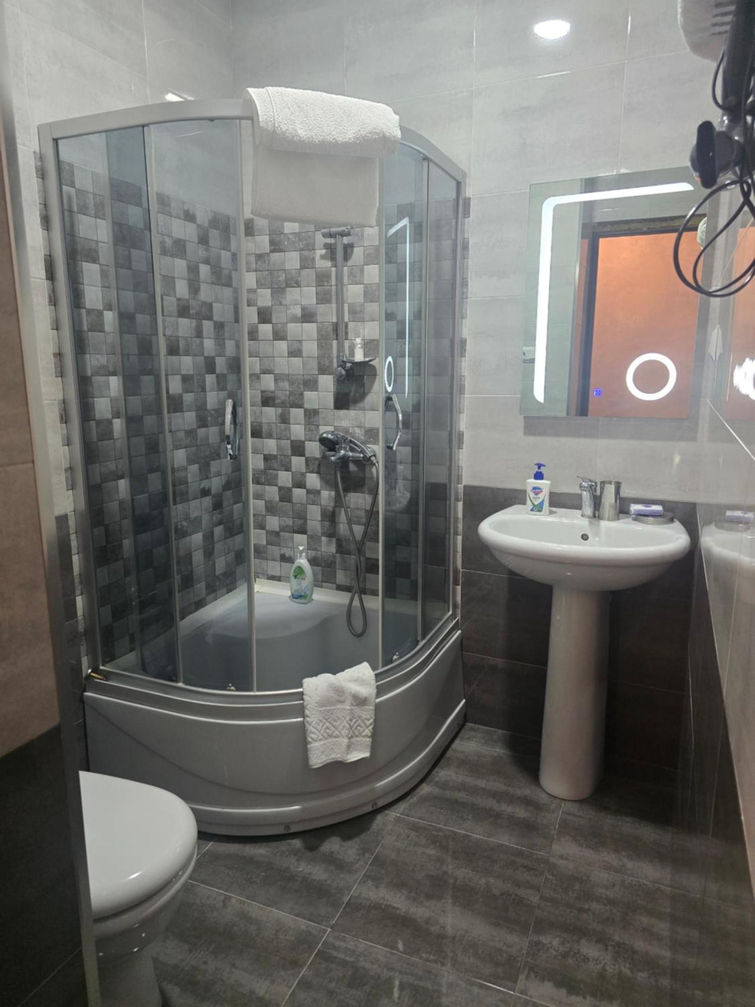 Apartment Roin Batumi Bagian luar foto